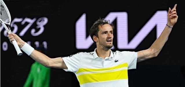 德约科维奇|澳网9冠王！德约3-0梅德韦杰夫创7大神迹 18座大满贯紧追费纳