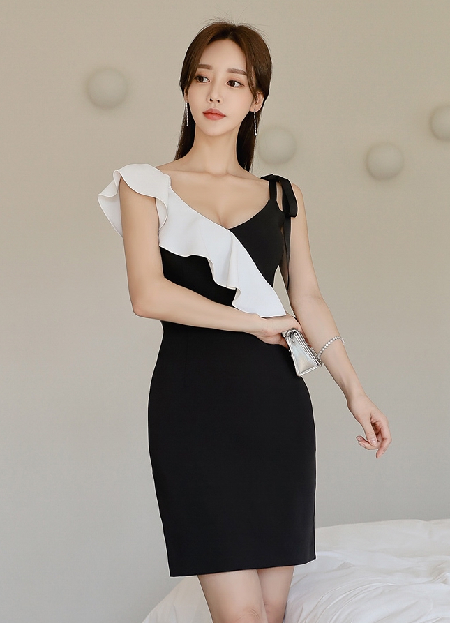 美图美景欣赏|2021年7月最新孙允珠时尚写真：2021夏季V领荷叶边拼色包臀显瘦吊带裙，给人一种纯真干净的美