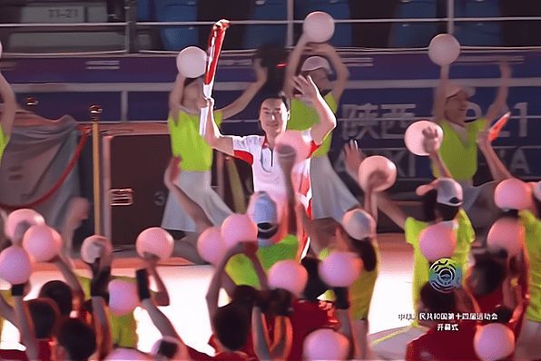 全球时尚风行|双金得主杨倩了不得!点燃全运会主火炬比巨星有范,马龙苏炳添帅气登场