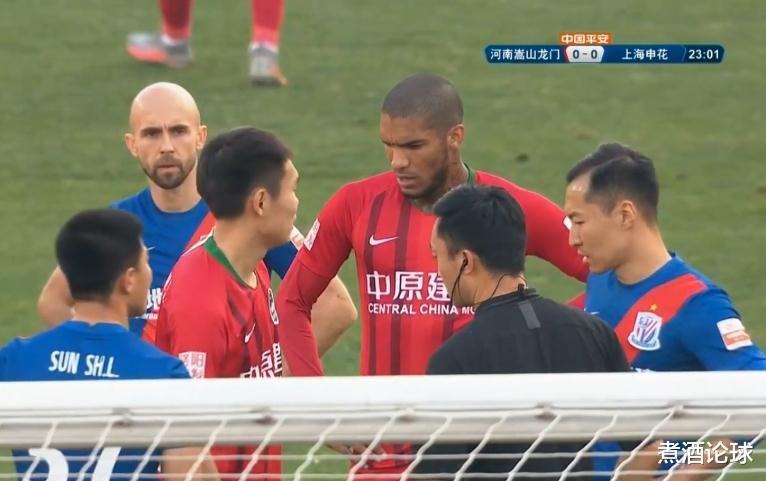 中超|争议！中超外援“抓脸”逃惩罚，裁判手下留情，3分钟前刚给黄牌