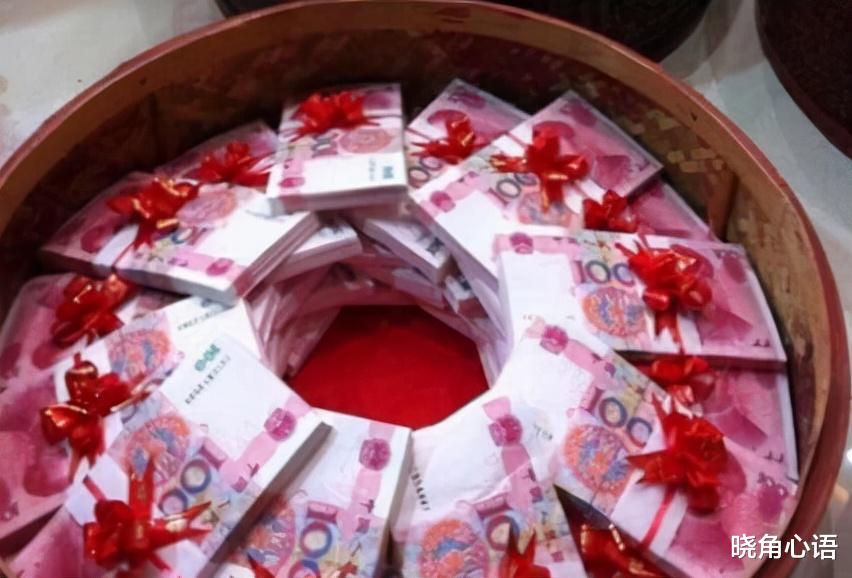 晓角心语|深圳街头情侣互跪抱头痛哭，原因还是天价彩礼：岳母有权要30万吗