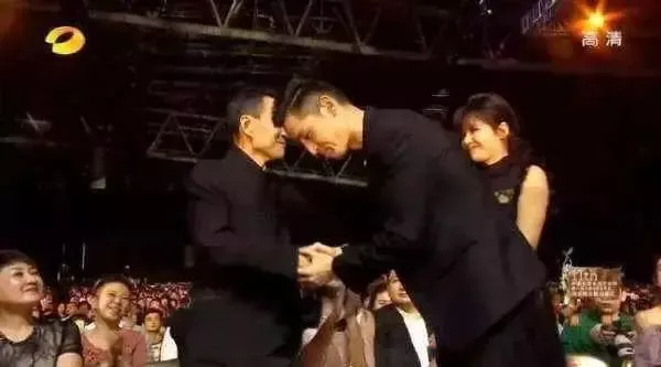 佟丽娅|昨晚，她终于赢了佟丽娅，但被骂到不敢出声