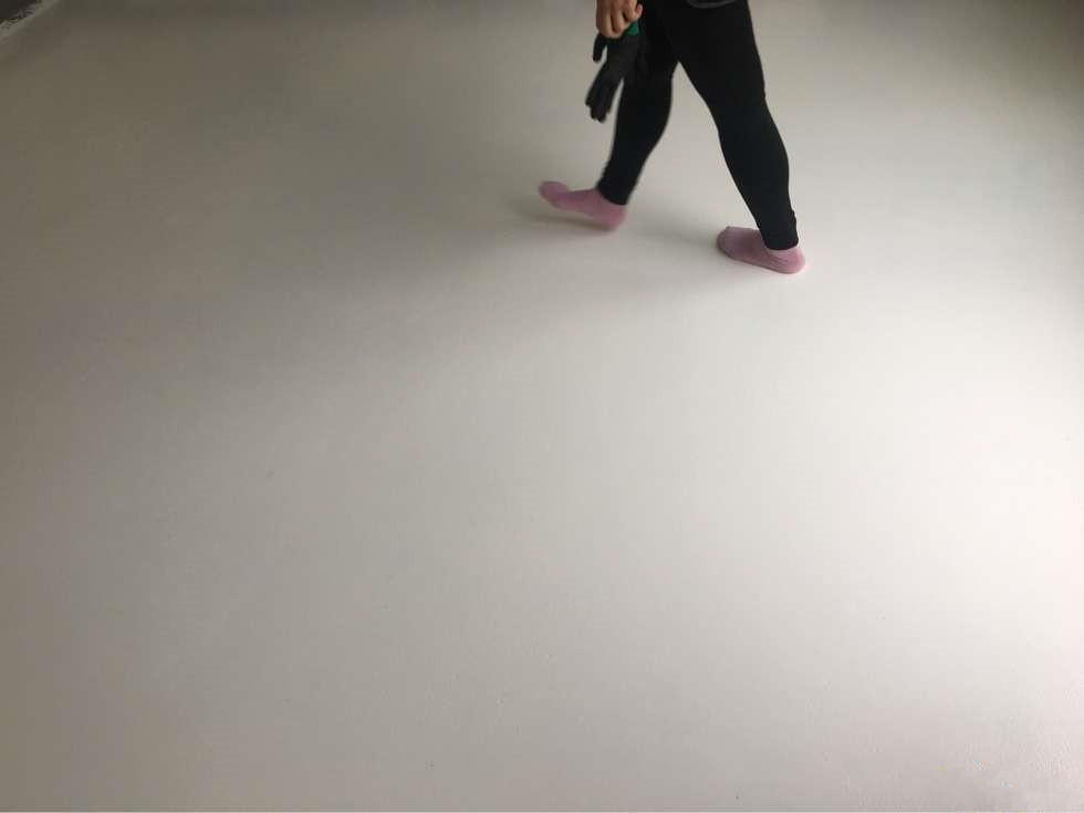 越来越多人家里地面不铺地板、瓷砖了,现在流行这样装,省钱实用