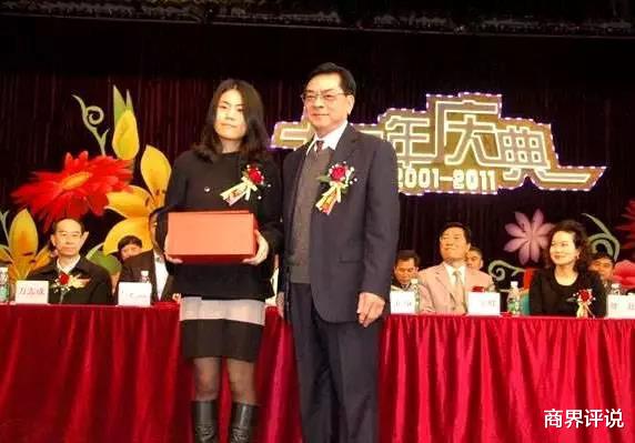 朱孟依|父亲曾帮了王健林，如今她又帮了许家印，这对父女才是地产首富