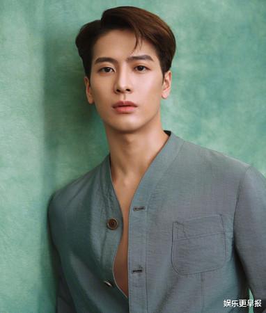 杨受成|王嘉尔转头一看小女孩肩带滑落！「出手拉回」暖炸网赞：热心市民