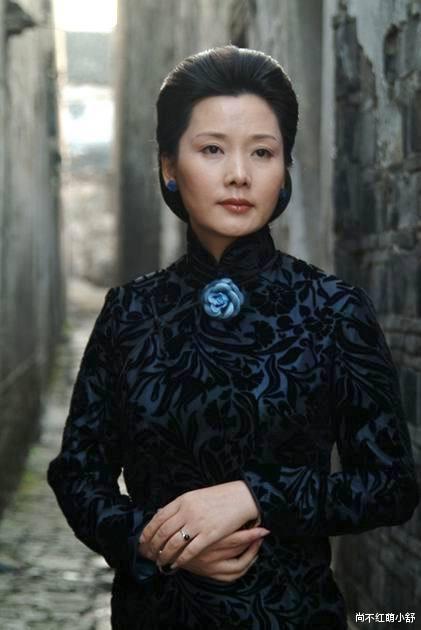 发型 何赛飞的发型让我明白了：中年女人放弃黑长直选这些发型更洋气