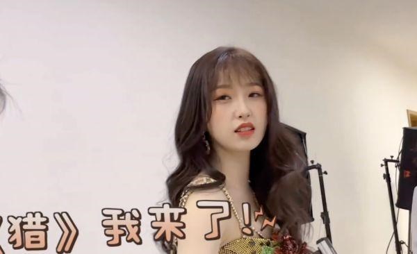 虞书欣|虞书欣走廊上手舞足蹈，无意间举起手机被拍到屏幕“内容”真丰富