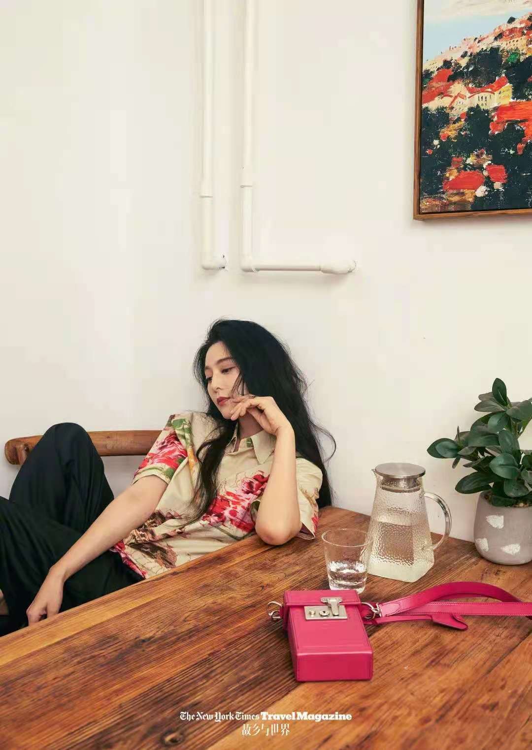 硬糖少女303|范冰冰引领早秋穿搭，新大片坐游艇裙摆飘逸，涂红唇重拾巨星风采