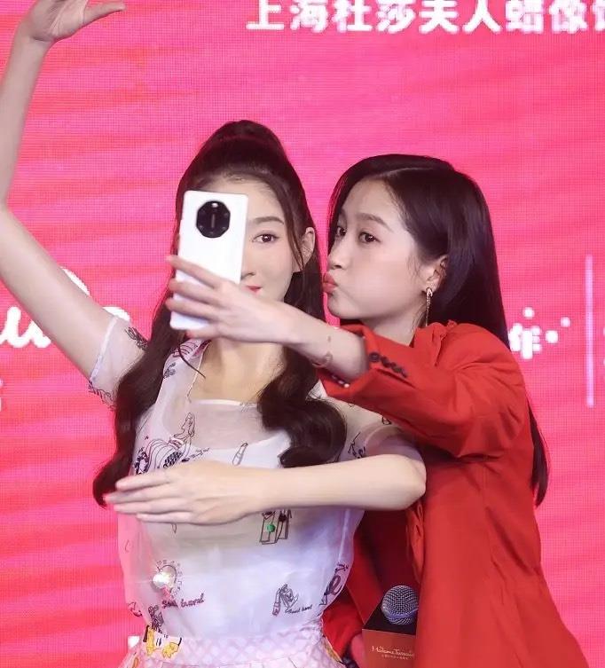 关晓彤|关晓彤与蜡像嘟嘴合影，分不清是真人还是蜡像