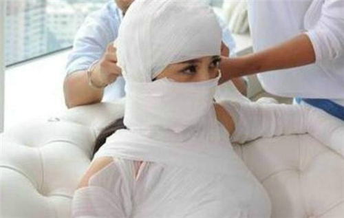 李玉成|23年前，那位整容后坚持嫁给28岁外甥的60岁老太太，如今过得怎样