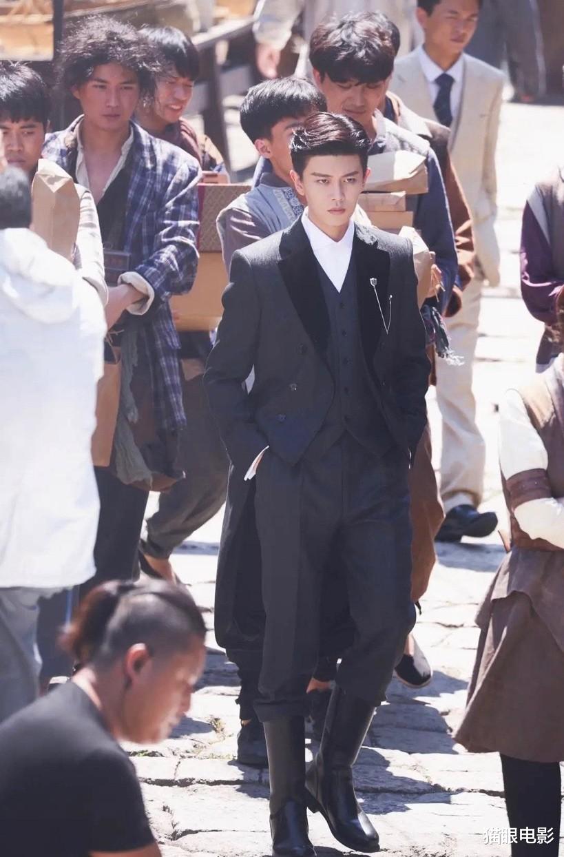 李沁|31岁李沁练空中瑜伽好美！丝带上劈叉身姿婀娜，新剧搭档任嘉伦