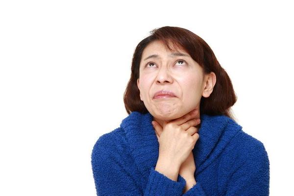 医说健康 经常口干舌燥，喝水后无法缓解，或与这4因素有关，需及时检查