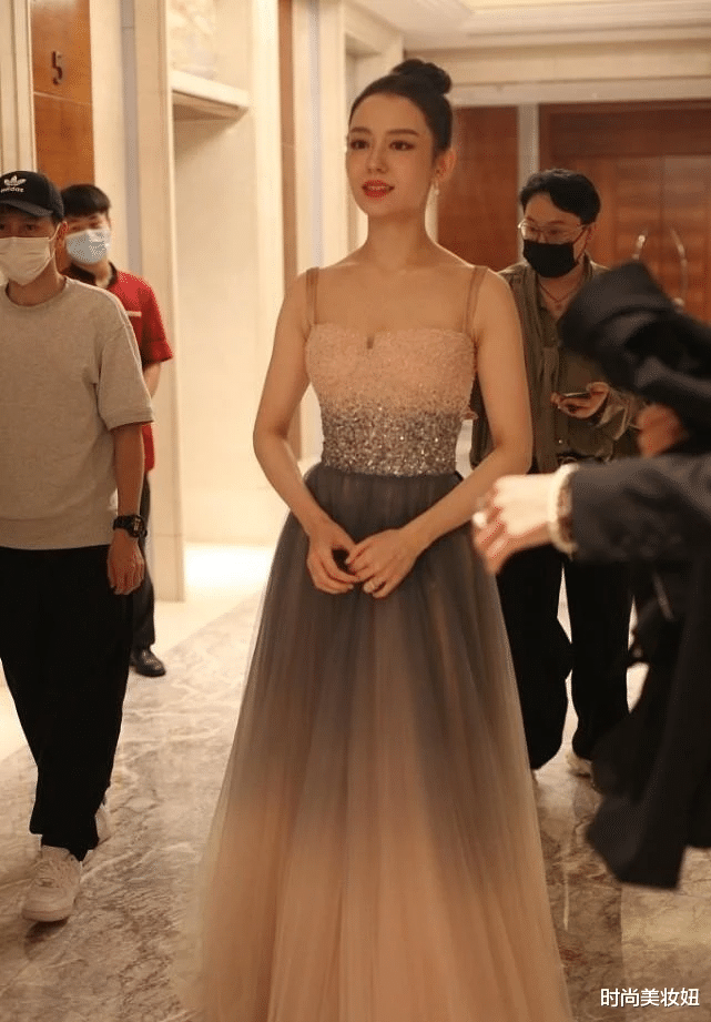 时尚美妆妞 吉娜不愧是“中国媳妇”,穿旗袍连衣裙高贵优雅,郎朗太有福了