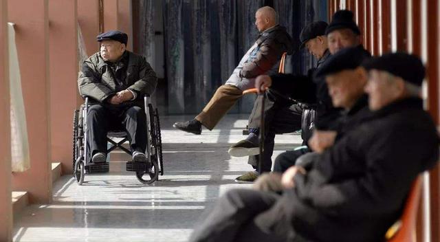 关宏峰服用过 “新型啃老”正在蔓延，一家３口集体啃老，让60岁老人苦不堪言