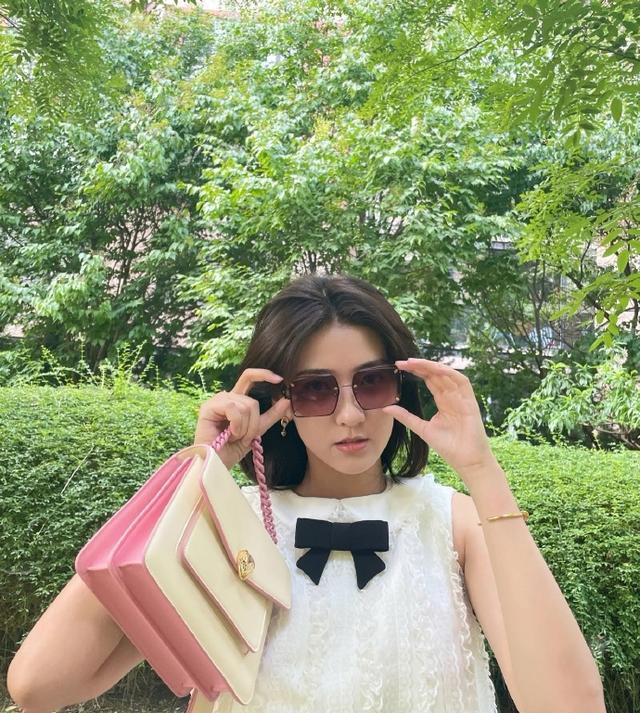 旗袍公馆|分手后的梁洁更少女了，穿短上衣配牛仔裤出门，生图下仍嫩出水来