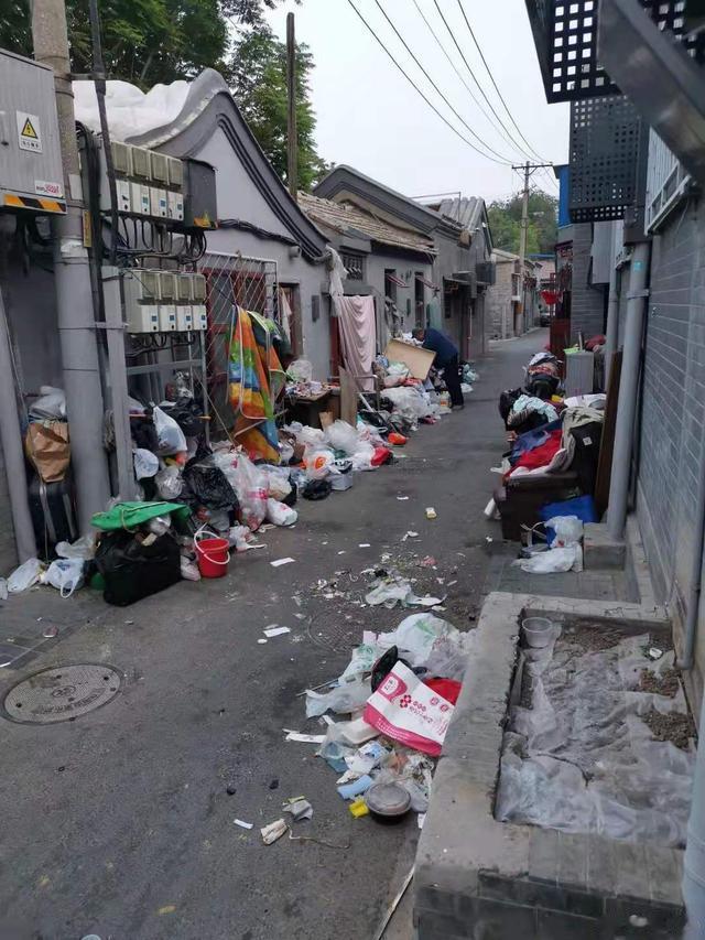 北京日报客户端 危险！变电箱上挂衣服，消防栓下堆杂物，这些都是隐患