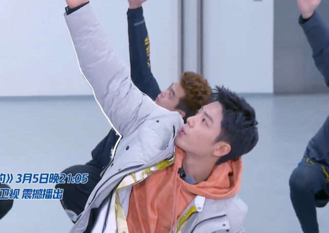 肖战|肖战《冬梦之约》预告上线，对瑜伽面露难色，为保平安使小聪明？