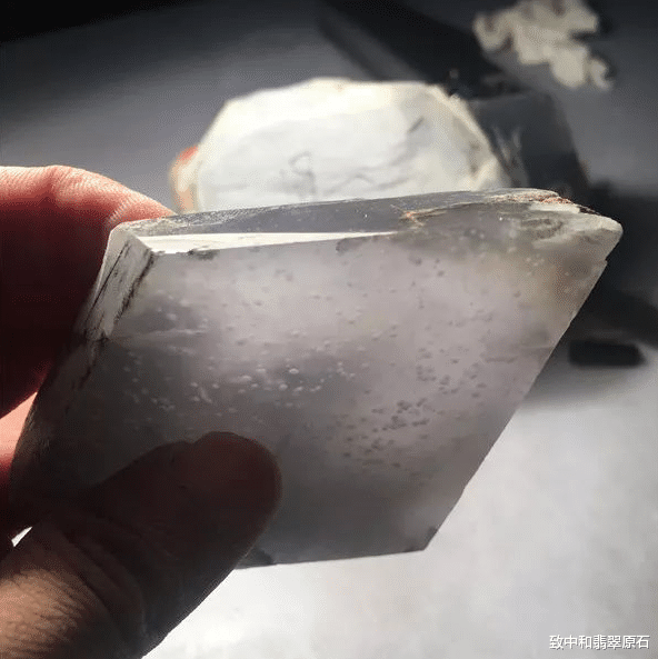 翡翠|商家要价98000，闺蜜砍掉2.2万拿下料子，切开后商家肠子都要悔青！