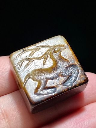 和田玉籽料|汉 和田玉籽料沁色 鹿纹 鸟篆 玉印 穿带印 勒子把件