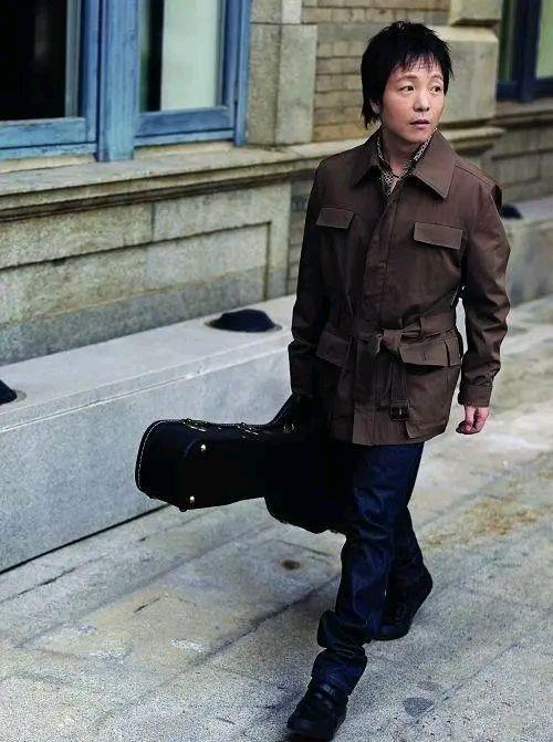 许巍|因长相不行许巍不被公司重视从而退了圈,谁知一个电话改变他命运