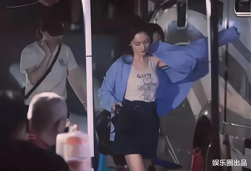 杨幂|杨幂剧组工作照火了，双手摆放位置引起热议，被质疑“故意摆拍”