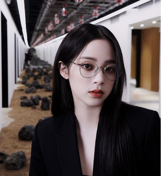 发型 化妆师谈给明星化妆的内幕，带28公斤化妆箱跟妆，有时还要煮假发