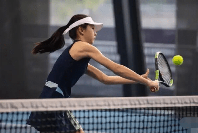 田雨橙|田亮一家在商场被偶遇，森碟个头高略微驼背，小亮仔爱吃糖豆