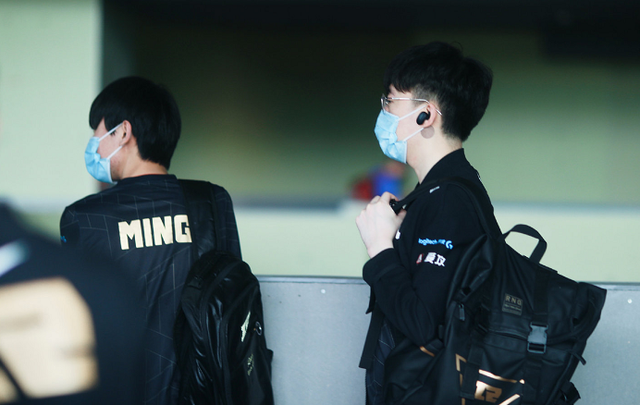 edg战队|FPX和EDG要遭了？两个半区唯一战胜过他们的队伍，竟相遇四强