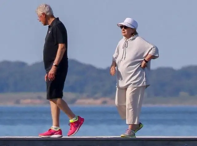 全球时尚号|克林顿夫妇享受老年时光，两人漫步海滩搭配保守，希拉里身材走样