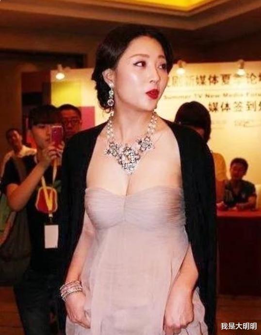 殷桃|殷桃40岁生图照被曝光，穿着暴露引争议，网友嘴上毫不留情