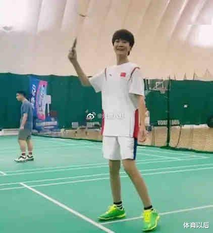 佛系|张亮晒照为儿子庆生，14岁天天直逼180变大男孩，与爸爸越发相似