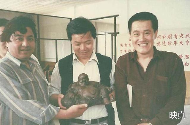 孤单又灿烂的神|赵本山为上春晚，带12瓶茅台去“送礼”，不知送给谁，自己全喝了