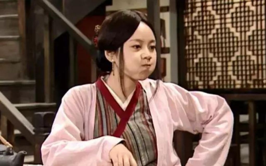 写真|“风情女人”闫妮：离婚后三次“吃嫩草”，当了17年的单亲妈妈