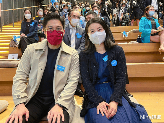 郭晶晶|郭晶晶豪门身份被认可！穿皮衣半身裙看秀好拘谨，五官线条太精致