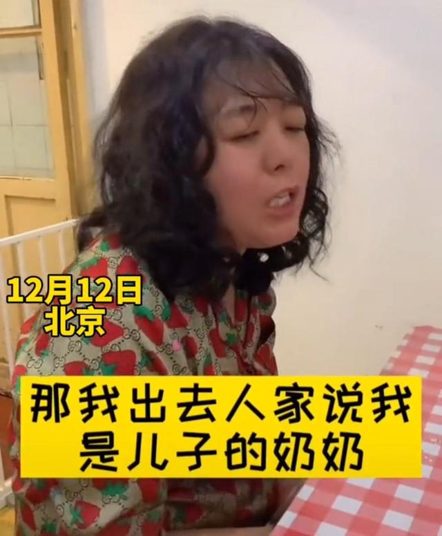 发型 35岁女子被误以为是50岁，为显得年轻去烫发，结果后悔赖哭