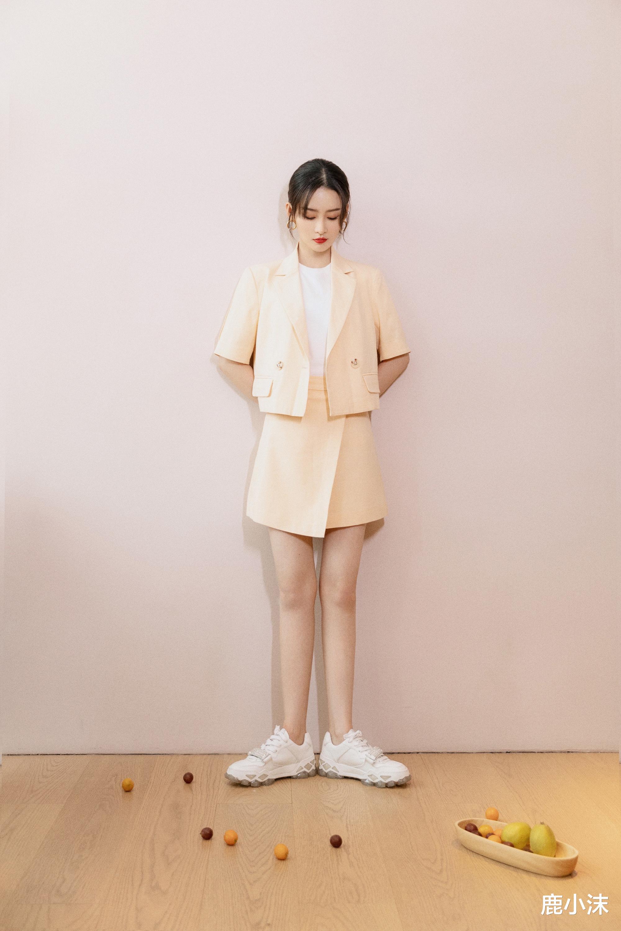 李沁|李沁这一身好有夏天的感觉!T恤短裤清纯像少女,简单搭配却很美