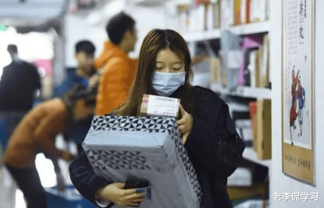 老李侃学习|通知书还没收到,父子因生活费大吵,儿子直言2000都舍不得