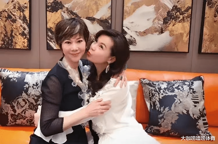 许昕|许昕恩师罕见现身!59岁皮肤白皙韵味十足,57岁二婚嫁豪门很幸福