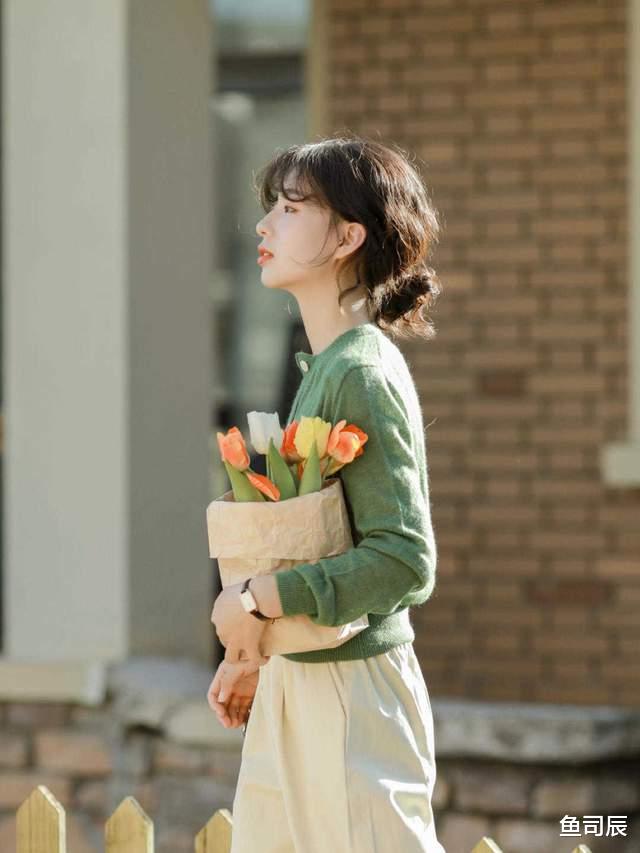 鱼司辰|复古风穿搭技巧，绿色针织开衫搭配阔腿裤甜美俏皮，简约又好看
