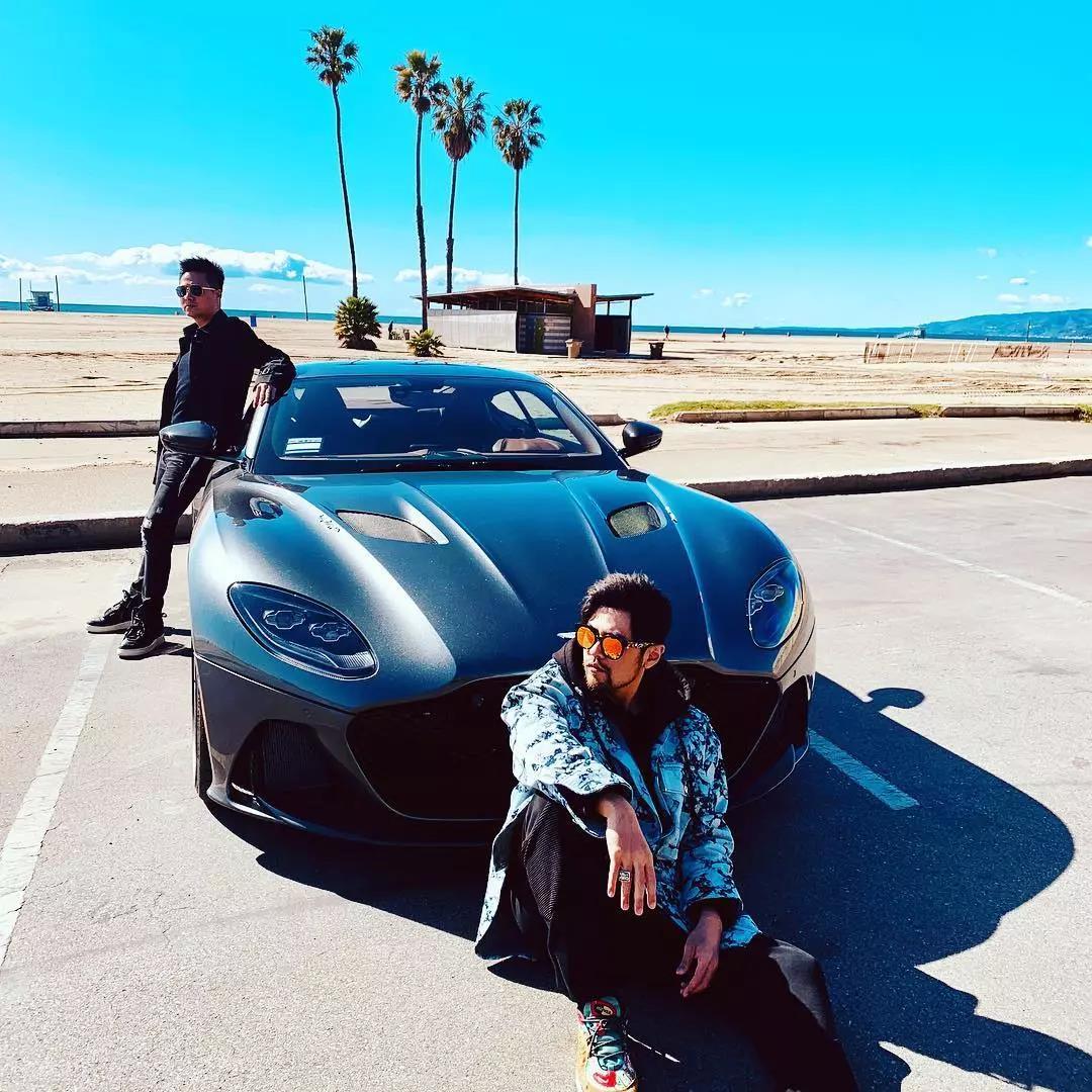 陈小春|陈小春身价上亿，一辆旧车10年不换，看到车标后，是我也不换