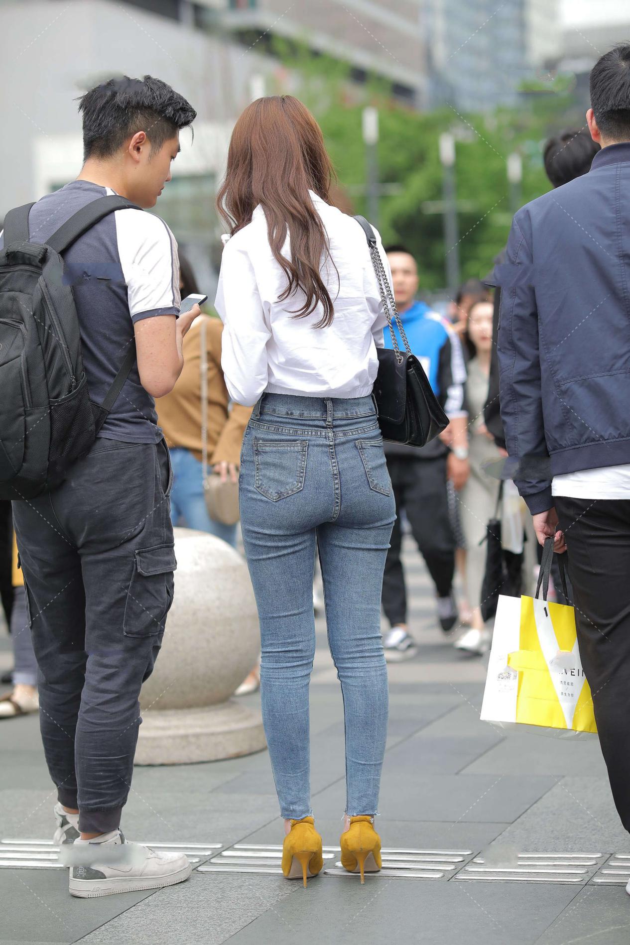 苍井空|白衬衫搭配浅色牛仔裤，显身材优势的同时，更显独特气质