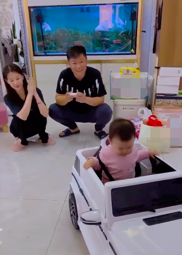 贺树峰|谢永强妻子顺利出院，躺床上手捂腹部还不能动，女儿一旁哭闹不休