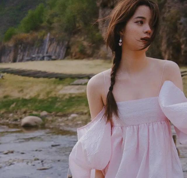 欧阳娜娜|欧阳娜娜最新大片出炉，穿粉色吊带裙站在小溪旁，氛围感十足