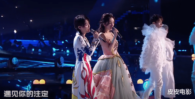 跨年晚会|跨年晚会让人不省心，湖南台主持人接不住词，江苏台一只手误入画