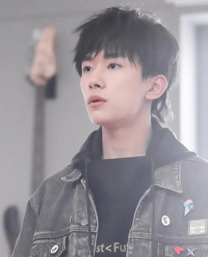 易烊千玺|易烊千玺侯志慧互换TO签，意外揭秘体育圈有如此多人喜欢易烊千玺