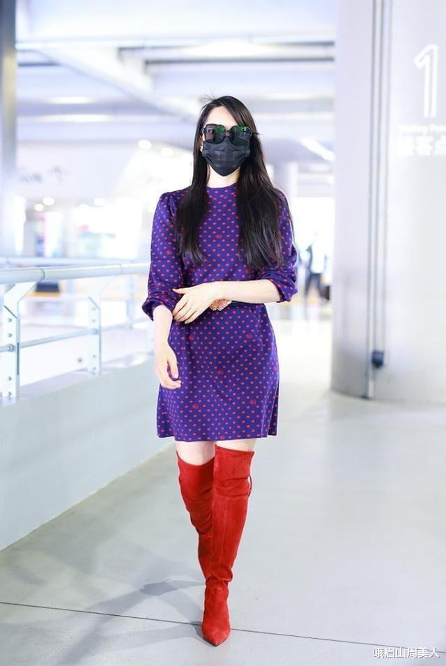 峨眉山周美人|伊能静真有自信，大妈年龄还学人家“露大腿”，配大红靴真够个性