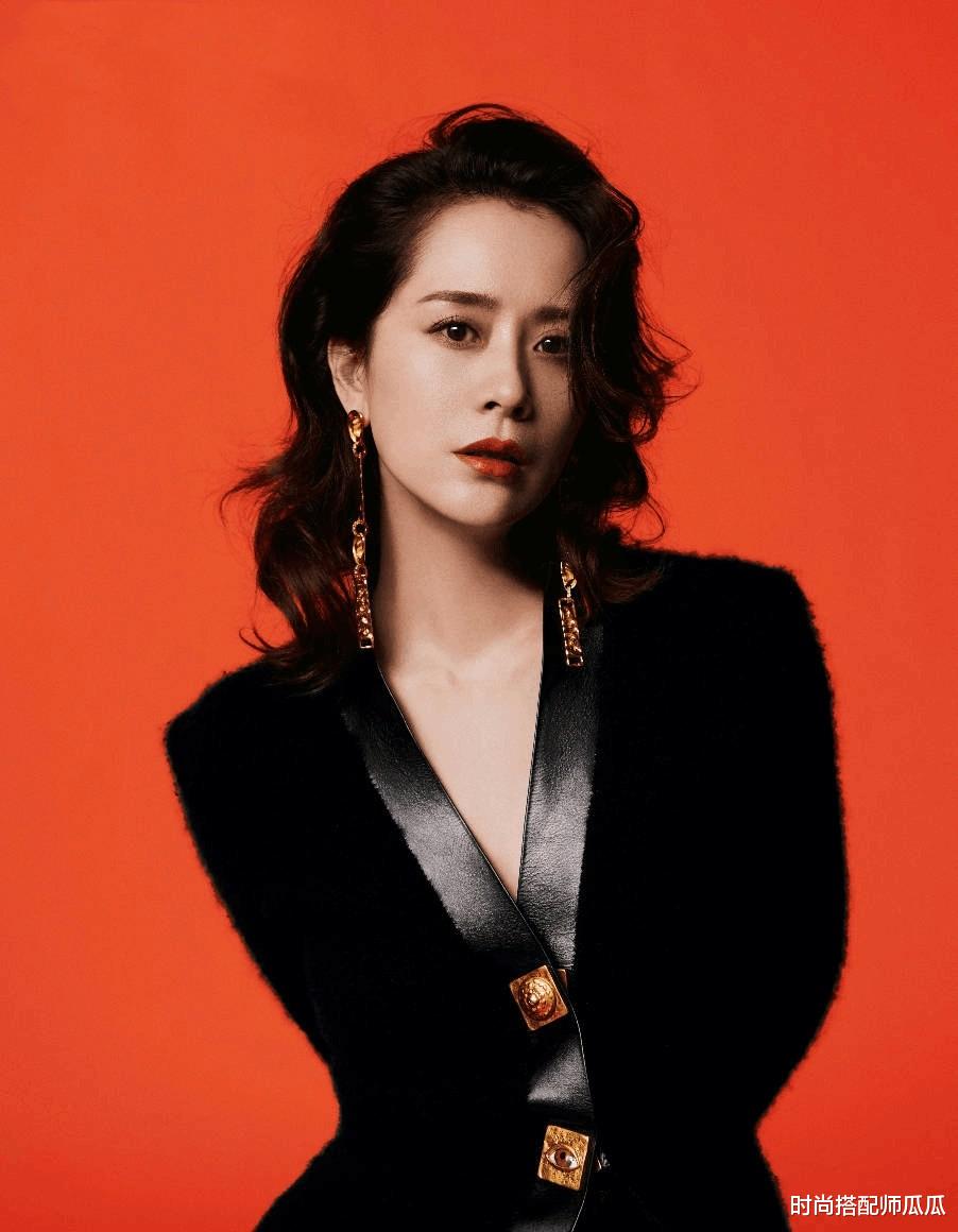 刘海|海清的长发造型真的很年轻，像小姑娘一样，穿得老气也不显年龄