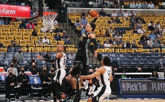 马刺队|再见季后赛！马刺逆转21分失败，波波沮丧离场，NBA最长纪录终结