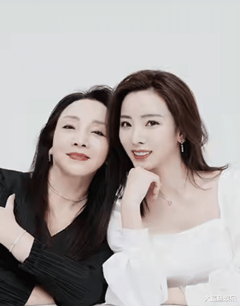 陈数|35岁央视主持李思思罕见与妈妈同框拍大片，母女长得堪称复制粘贴