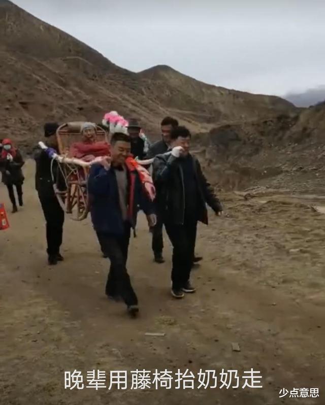 少点意思 甘肃:9旬老人回娘家扫墓,小辈用藤椅抬了8里地,“为老人圆梦”